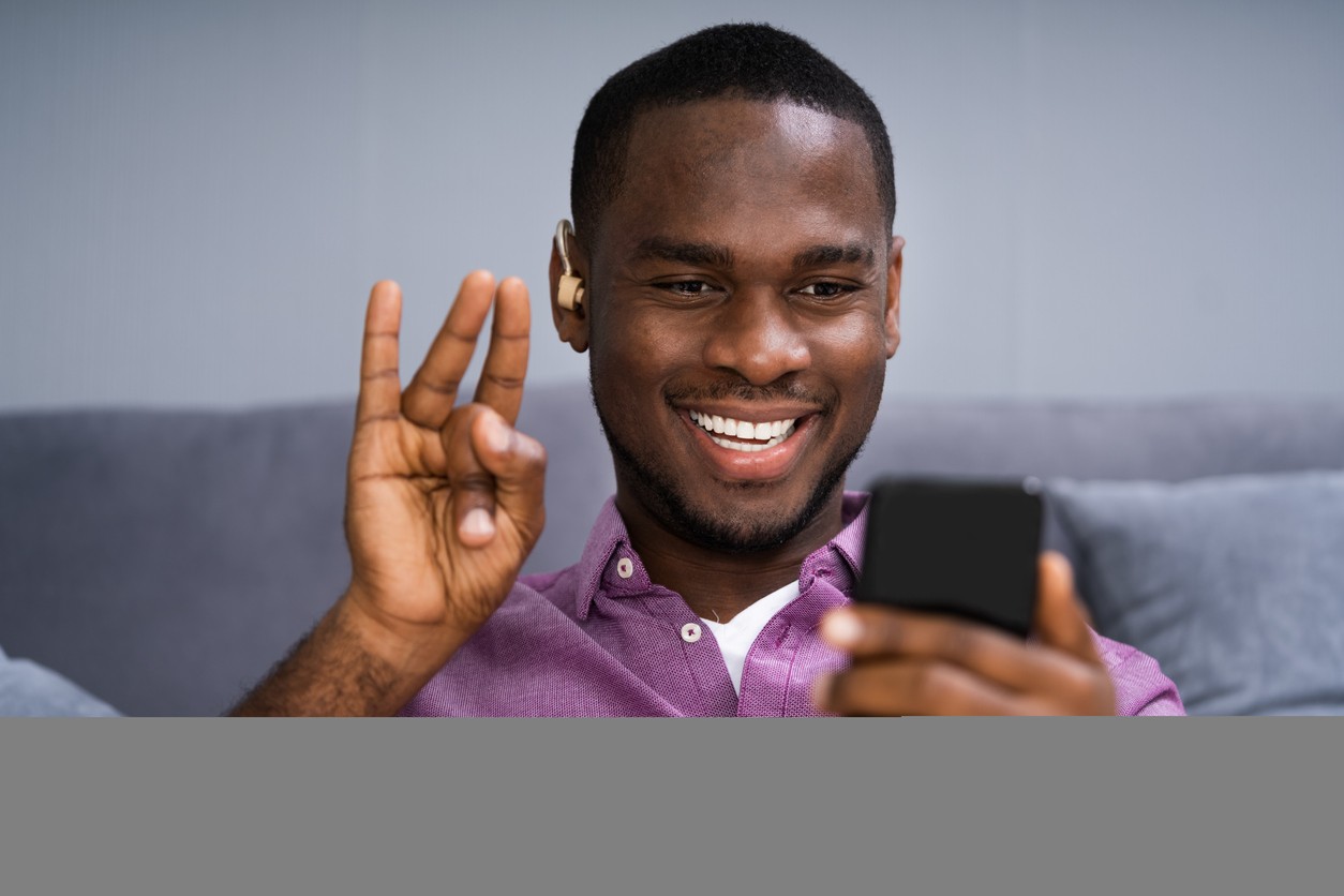 imagem de Tradução simultânea em Libras com intérpretes 24h