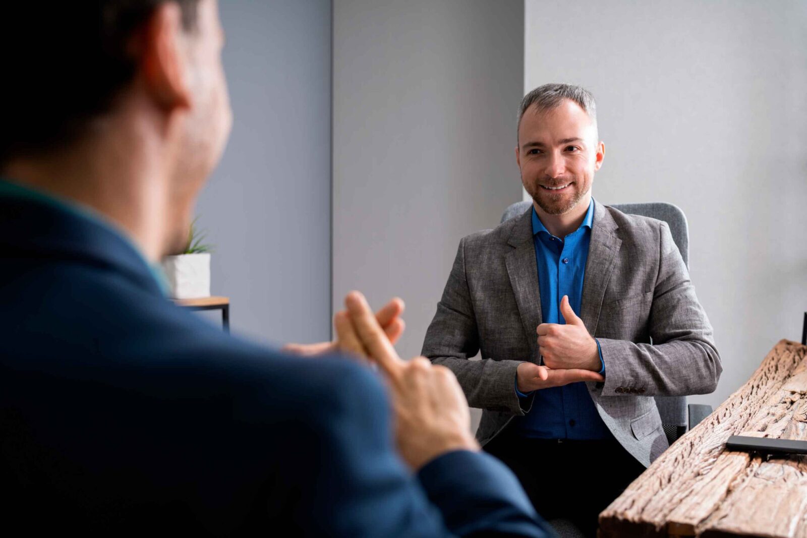 imagem de Como contratar intérprete de Libras para eventos?