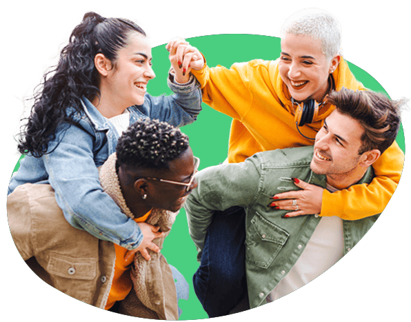 Quatro jovens sorrindo e se divertindo em um piggyback duplo — duas pessoas carregam as outras nas costas; roupas coloridas (jaqueta jeans, casaco amarelo, camisa verde e casaco bege) sobre fundo verde.